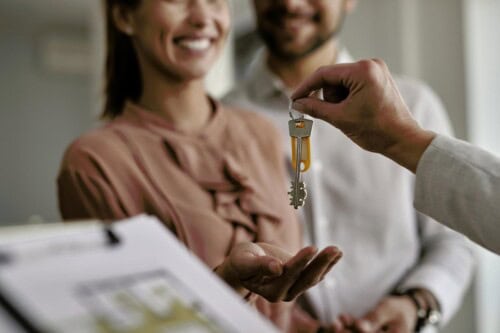 buyer’s agent gives keys of new home to clients - how to negotiate house price